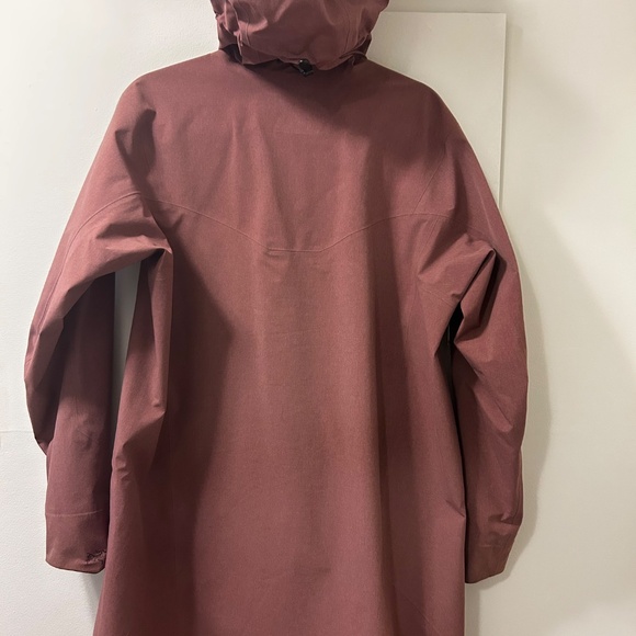 Arc’teryx Women’s long gore-tex rain jacket - Picture 3 of 5
